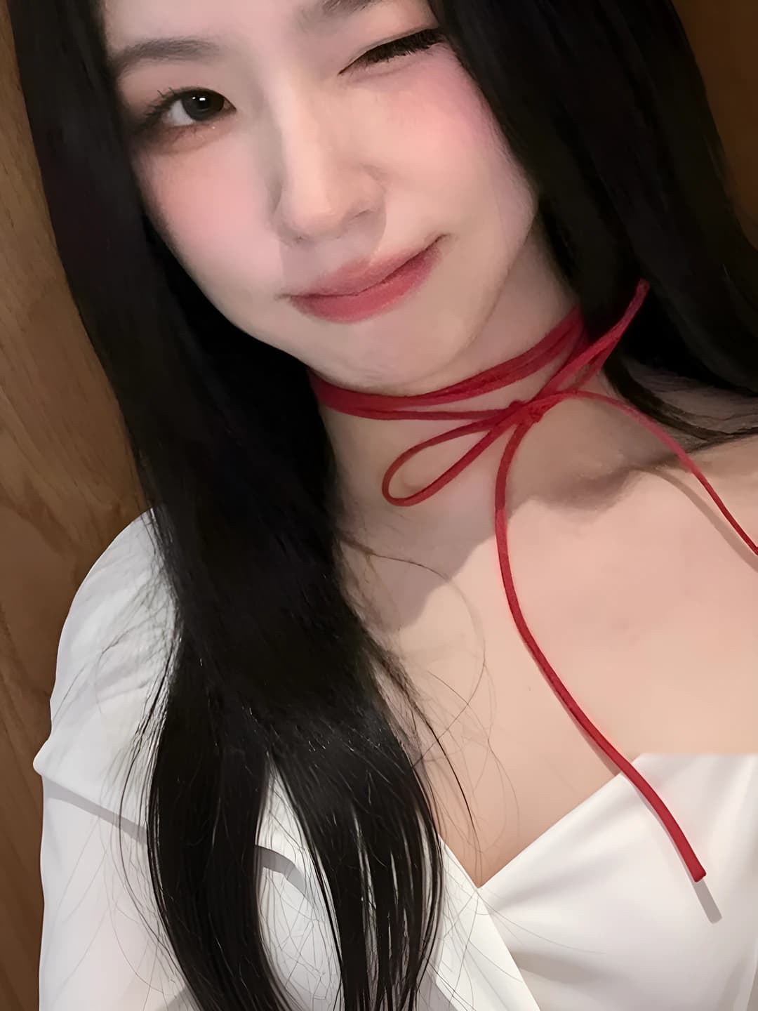 Ayollar uchun qizil rangdagi choker: ipak sharf, qo'lda ishlangan, geometrik shakl, 81 sm va undan katta, 6 g