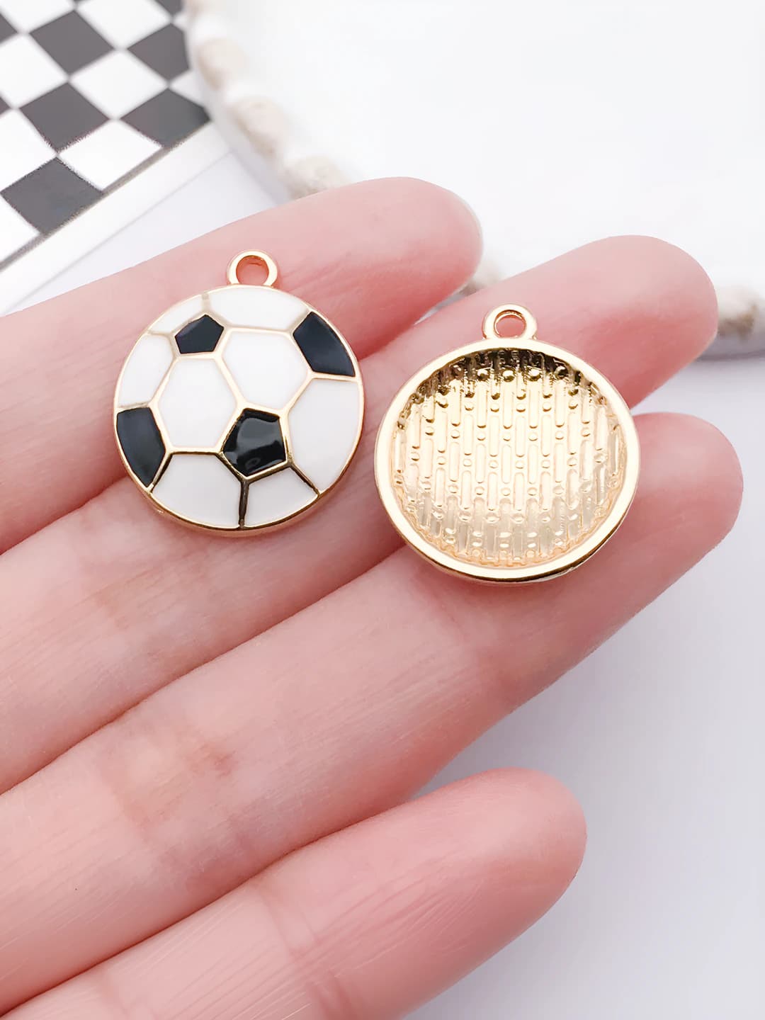 Black & white football 21x18x4mm