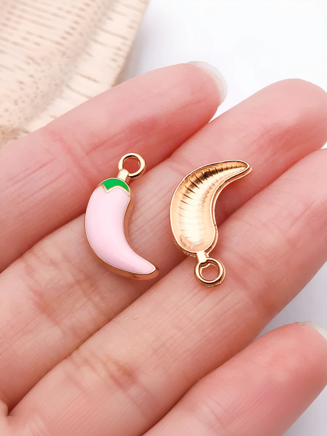 1 pc pink enameled single-sided pepper 18x12x3 mm - 0.7 g