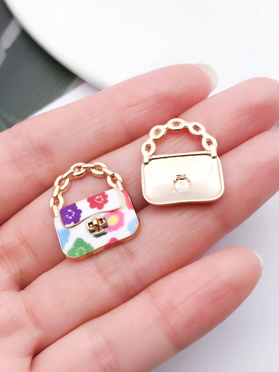 1 dona kc oltin oq rangli, oqsimon bo'yoq, naqshli, o'yma zanjirli, guli charm 20x16mm-1.2g