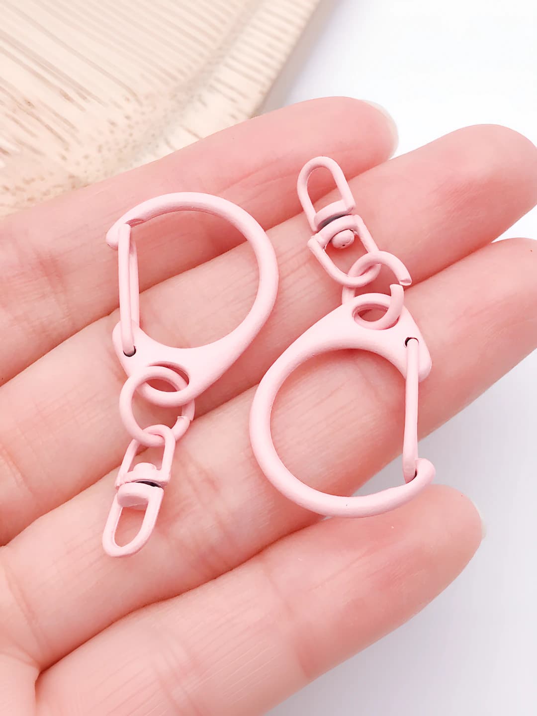 1 pink paint D-ring 8-shape keychain 41x18mm-1.9g
