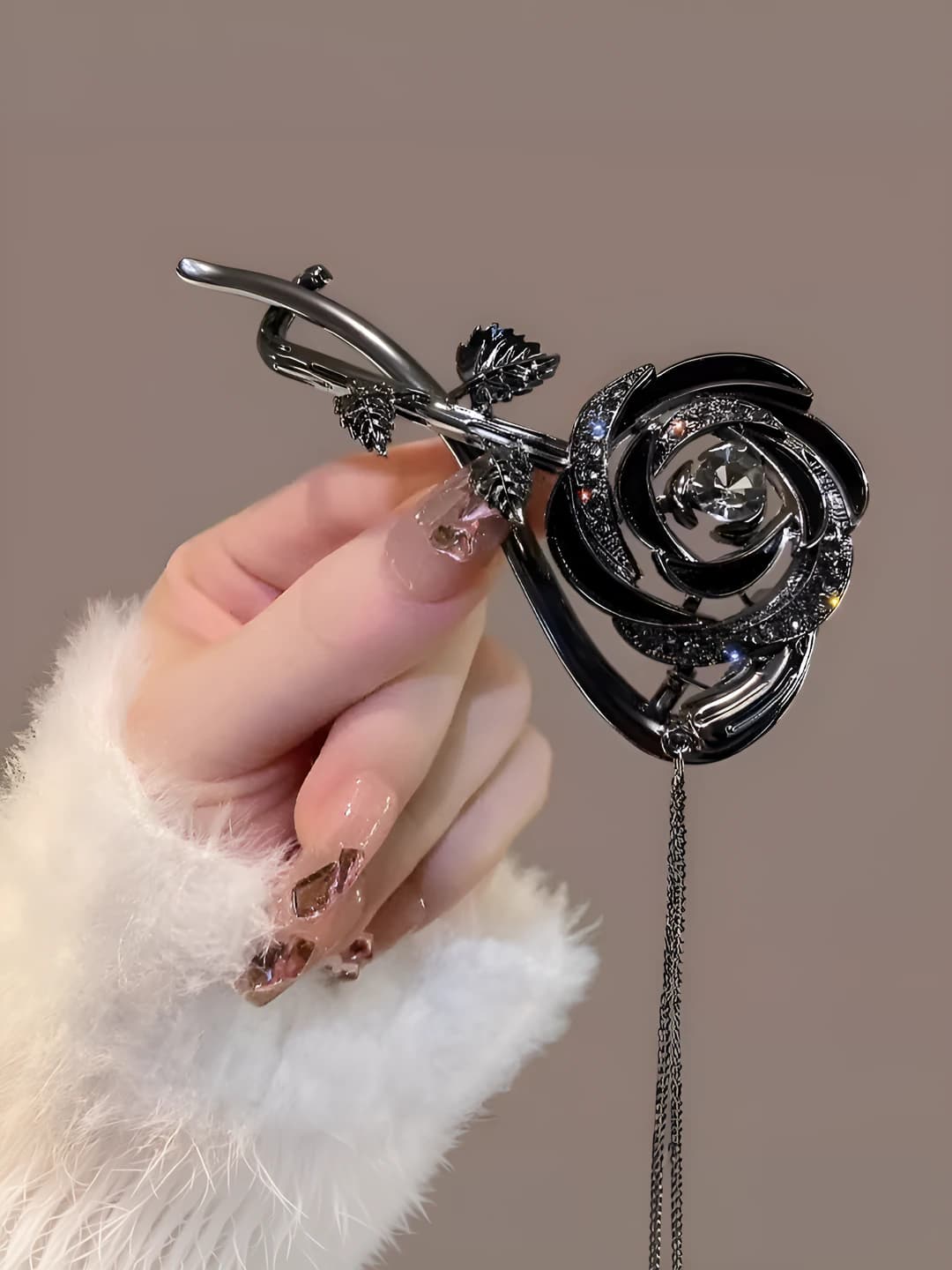 Black enamel flower twist clip