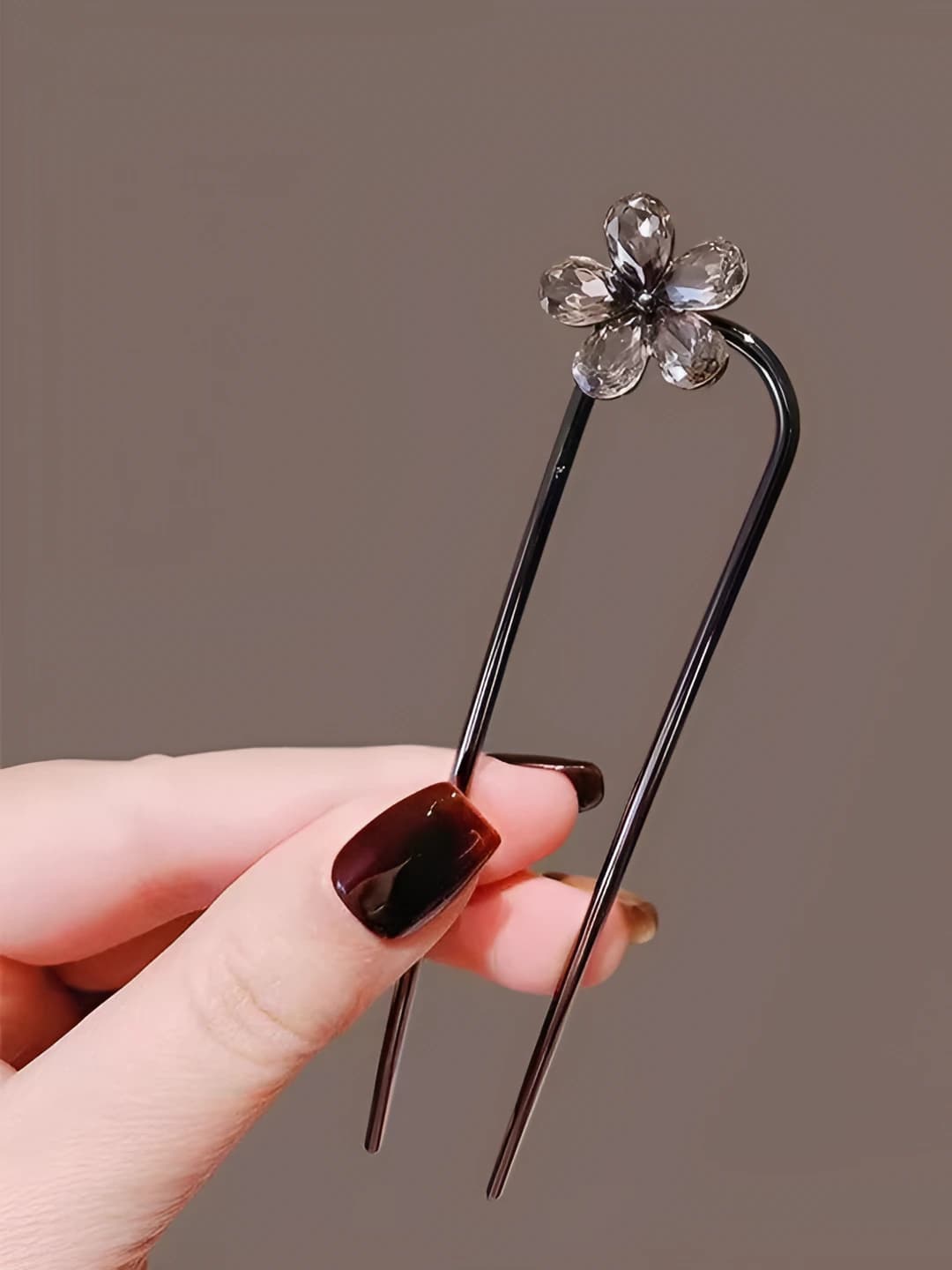 Black U-shape single flower hairpin