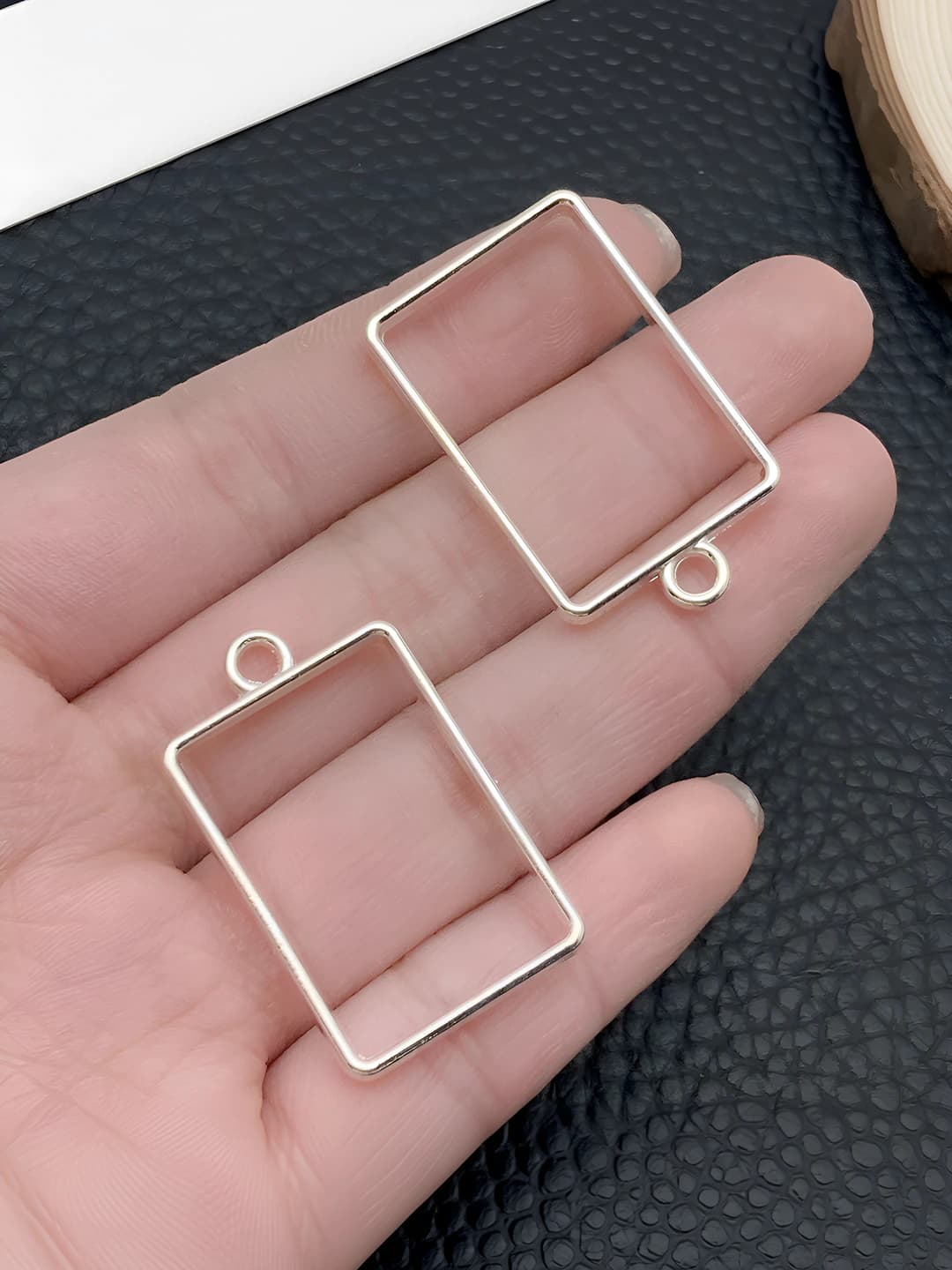 1 шт. маленькое яркое серебро прямоугольная рамка 34x21mm-2.6g