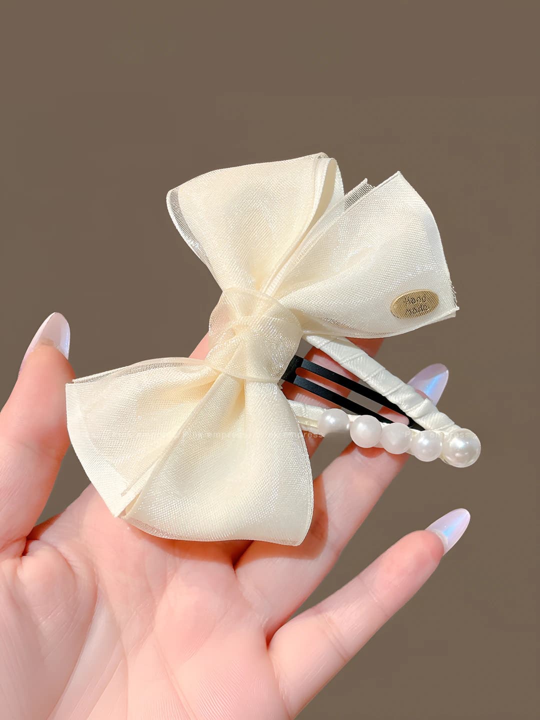 White - base 6.8 cm, bow 10 cm, 7 cm