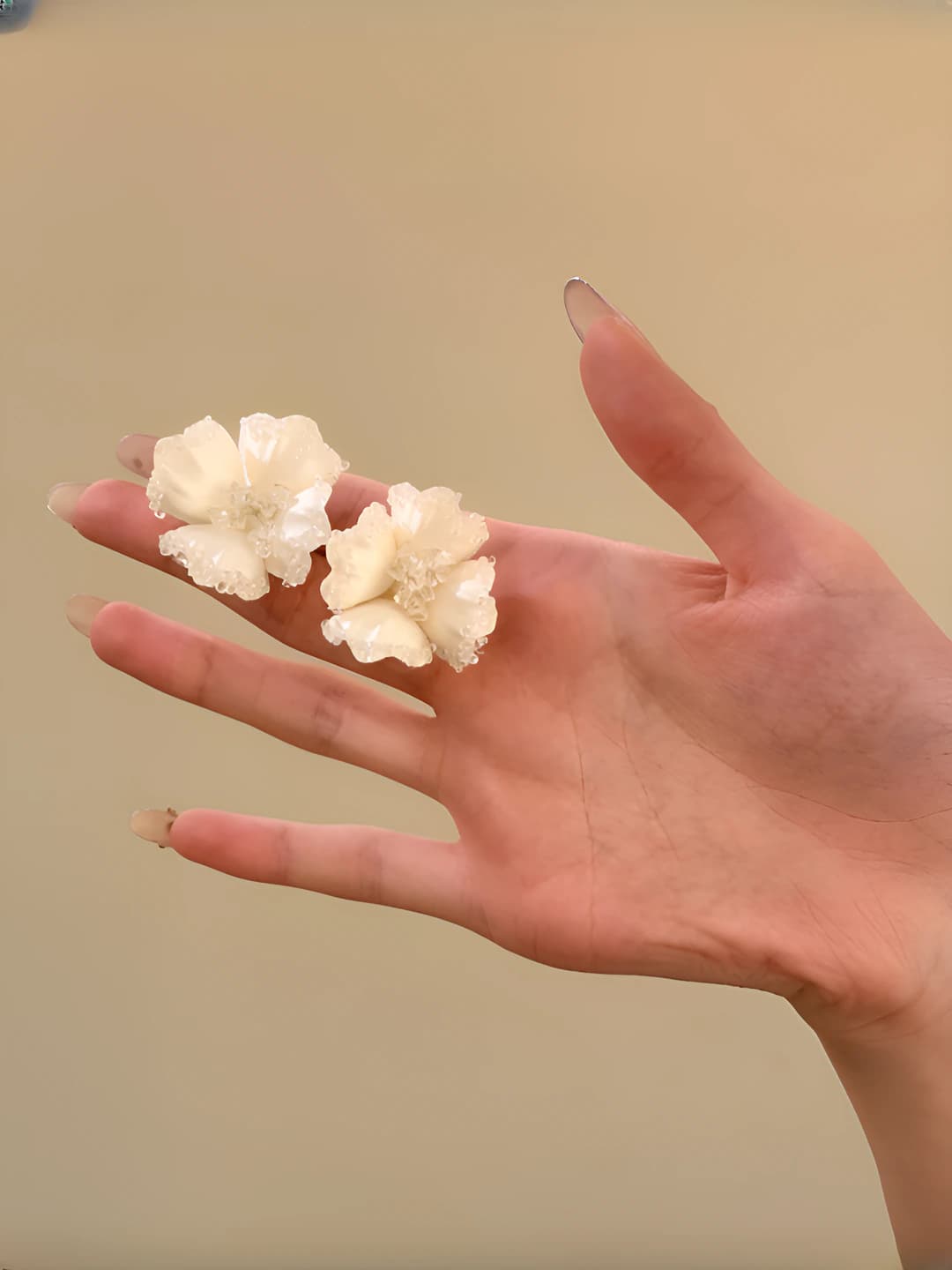 Silver post - white