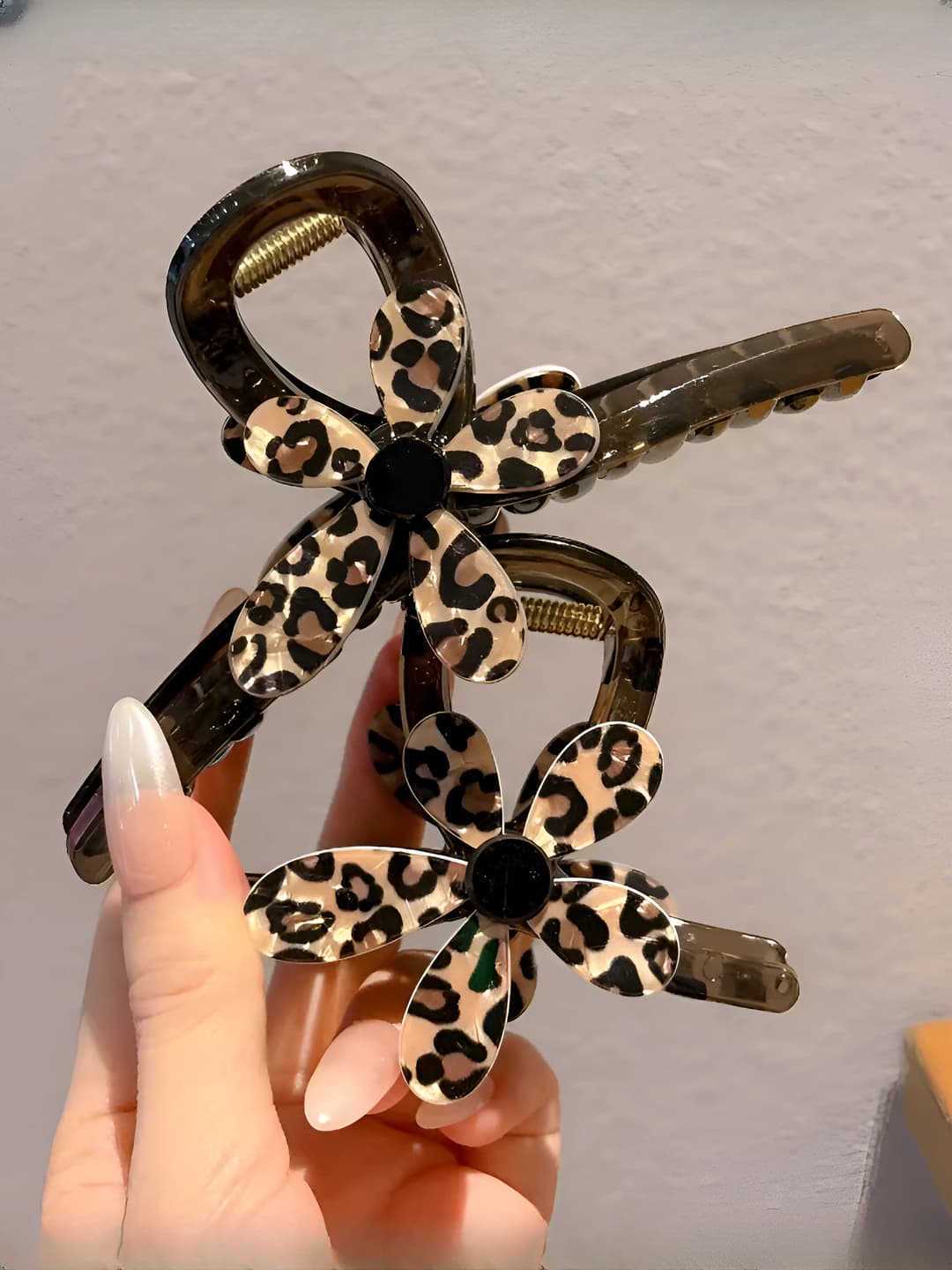 Ayollar uchun kuz-qish leopard naqshli gullar bilan soch toʻgʻnagʻich