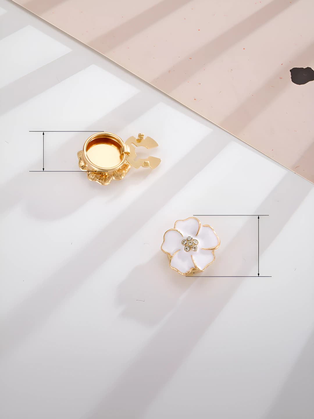 D3209 Resin diamond center flower collar button