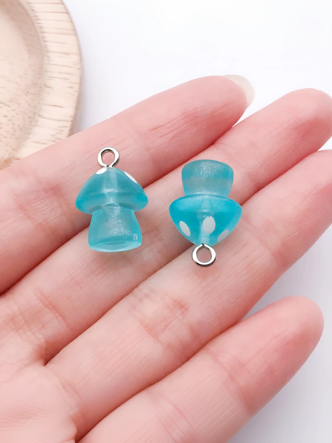 1 dona ko'k rangli rezin glitsli zamburug' 17.5x12x12mm-1g