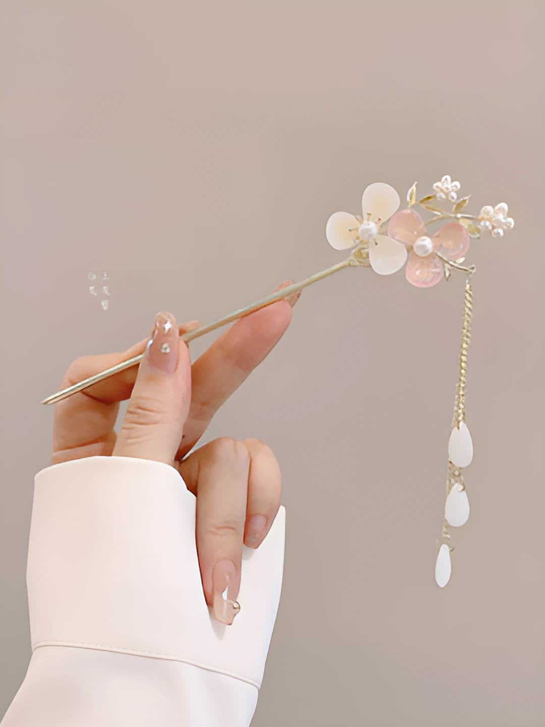 69# Oq-pushti ikki guli marvarid fring soch qirg'ichi - oltin (sumkada)