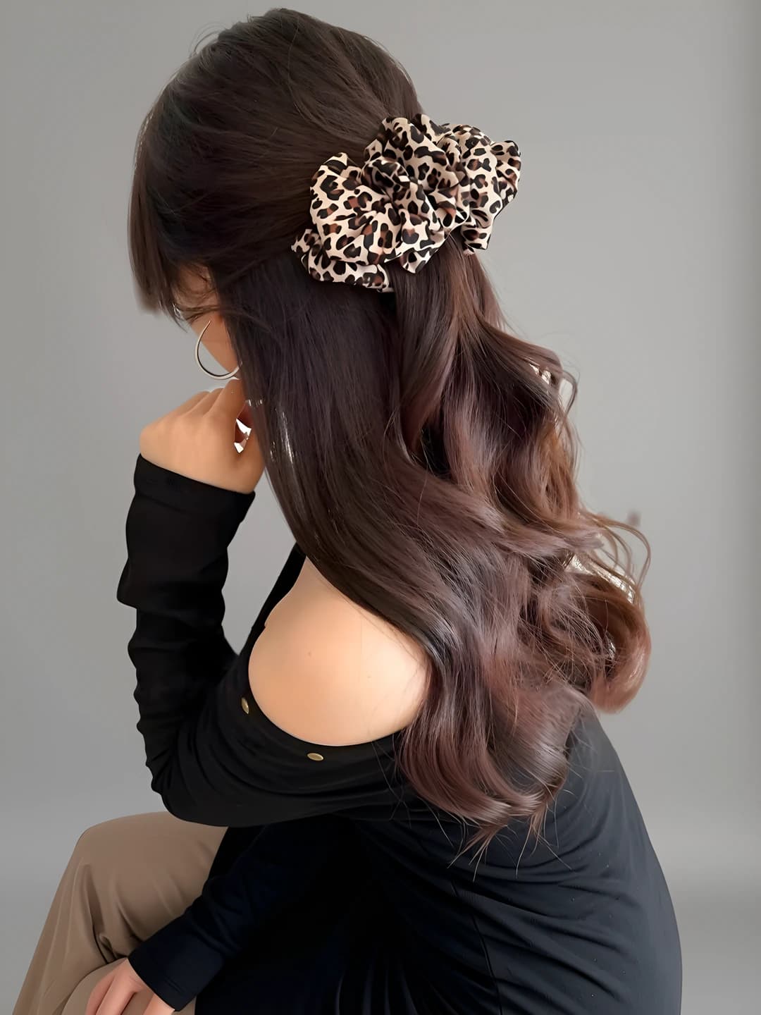3# Bej kofe leopard banan klipsi - poydevi 10 sm, umumiy 11.5 sm