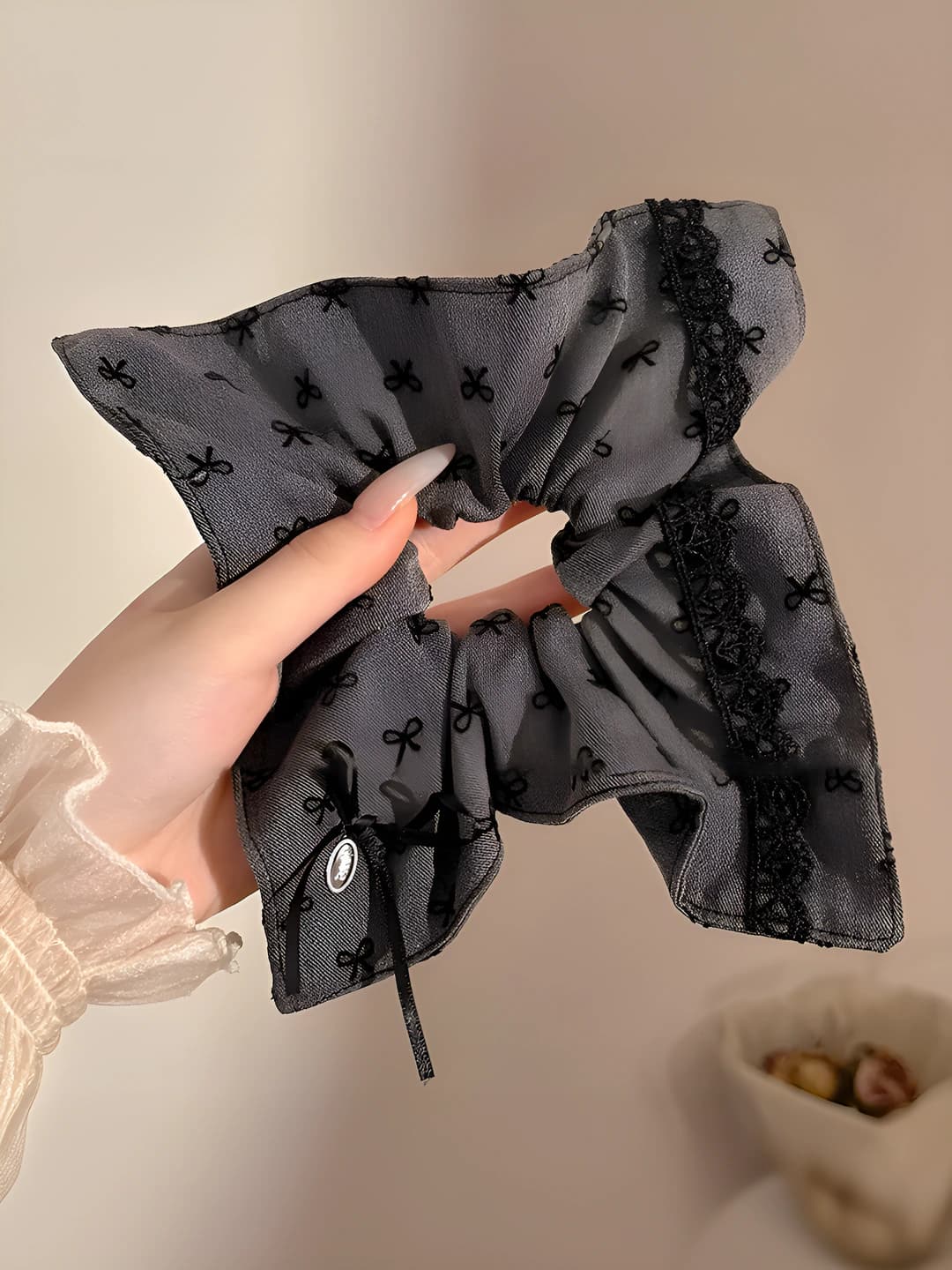 Grey bow square 20 cm