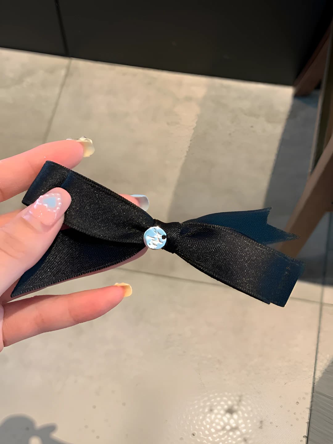 Tag bow hair clip