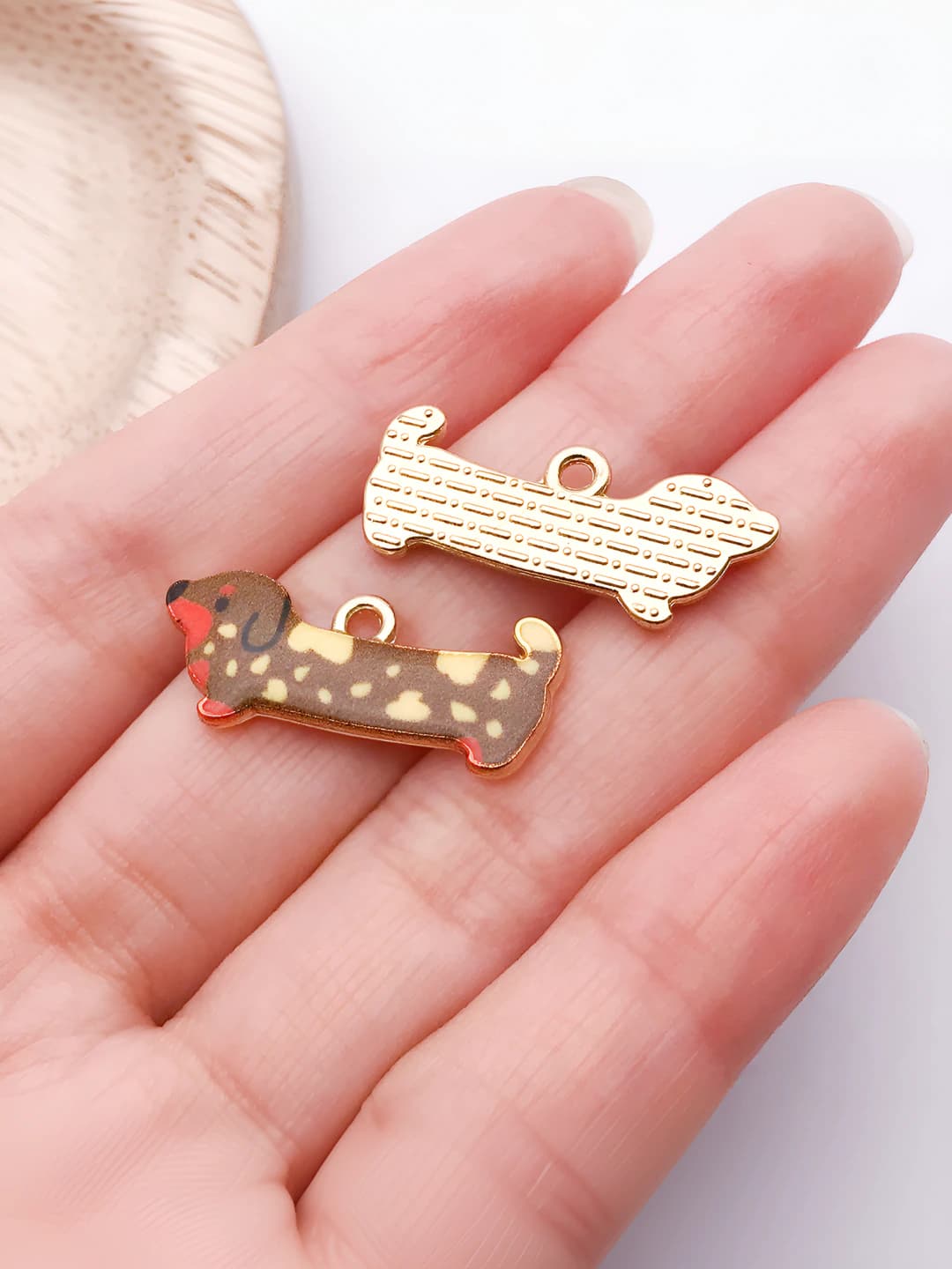 Brown walking dachshund, 10x25.5mm, 1.3g