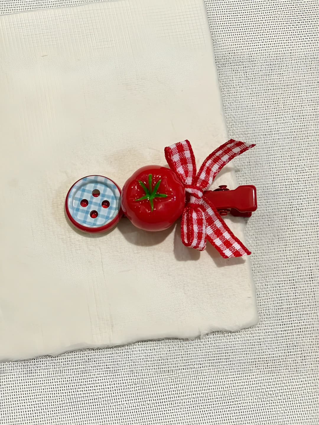 1# Tomato button 4.5cm acrylic