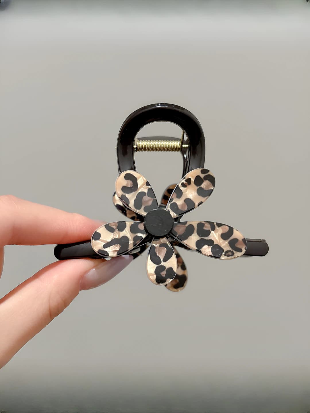 Medium, chocolate base, leopard 8 cm