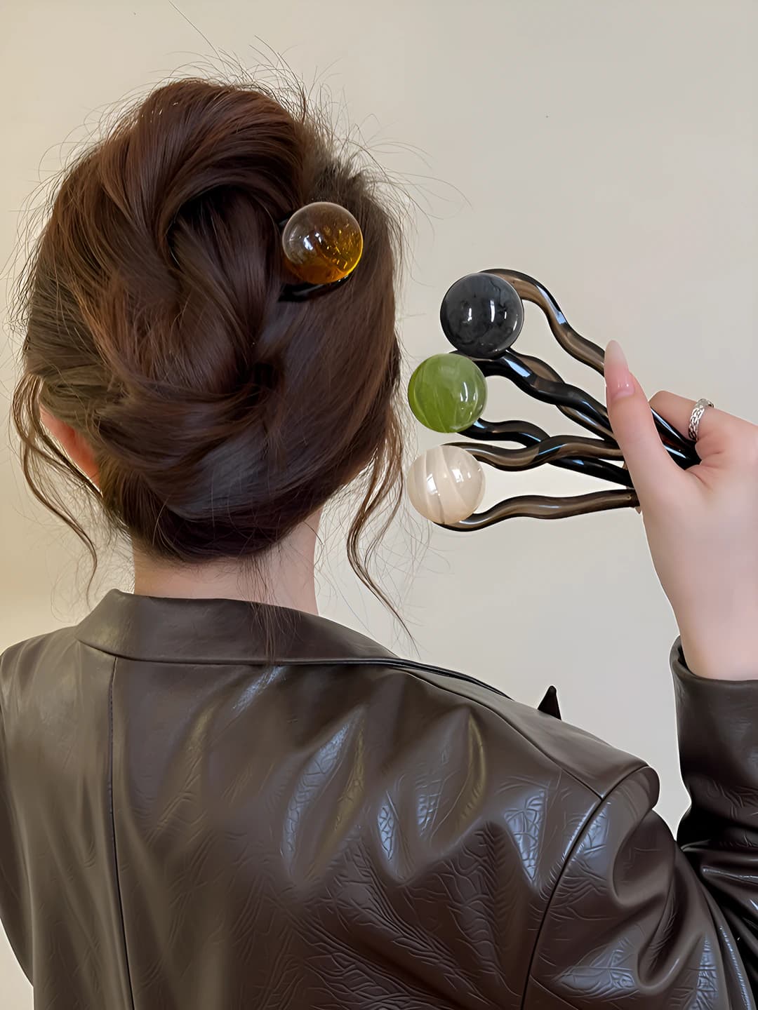 Women's U-shaped hair clip with round bead in retro style for summer