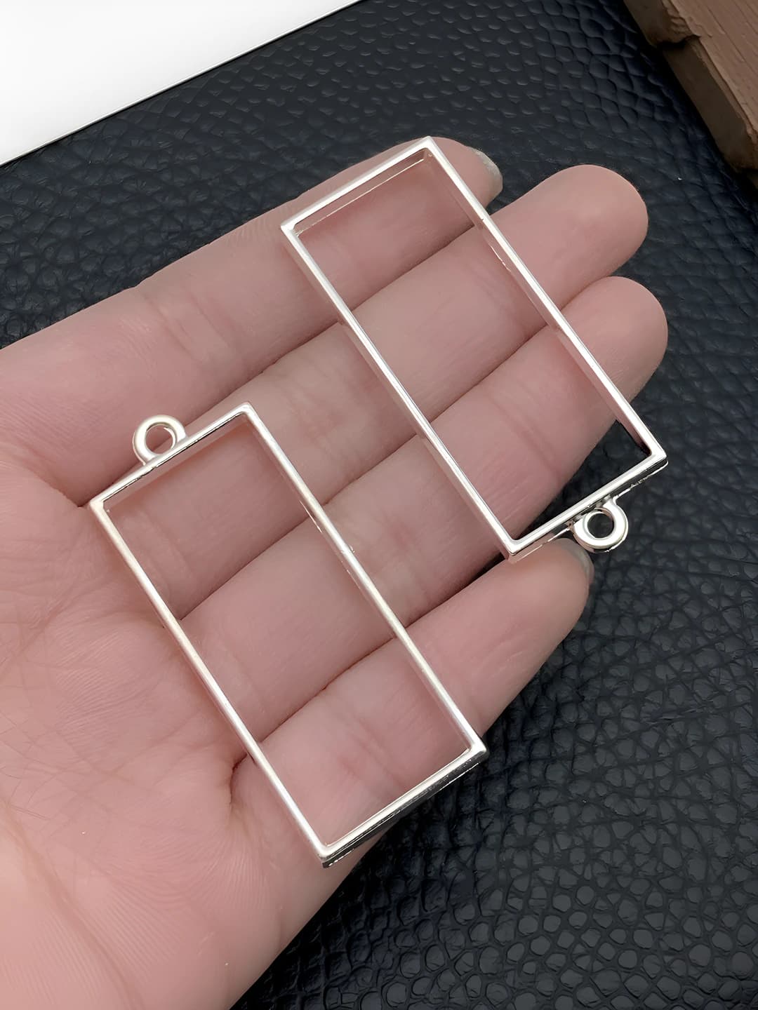 1 шт. яркое серебро прямоугольная рамка 48x20mm-4.1g