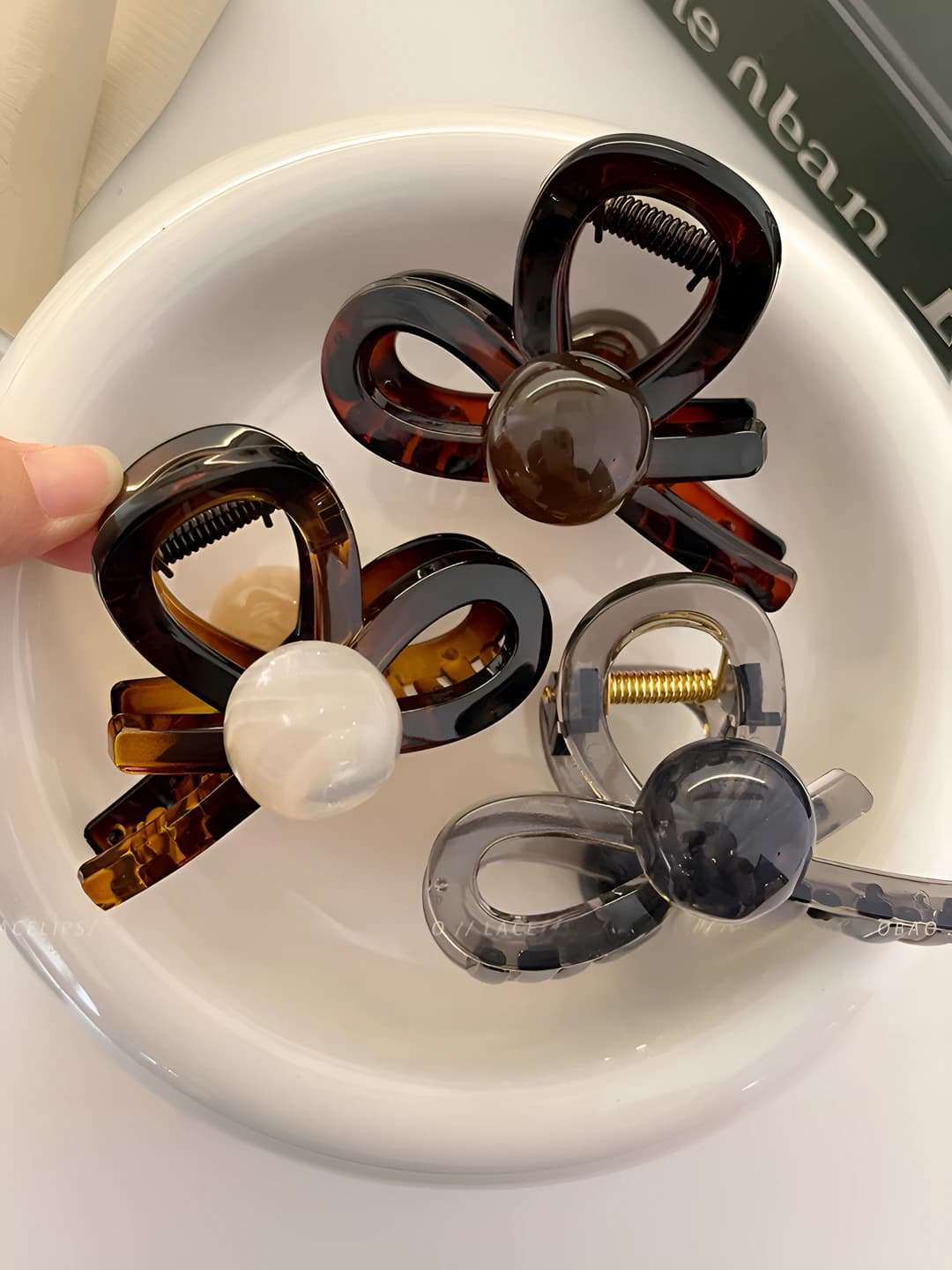Women's hair clips and combs: summer large plastic claw clips in light luxury style