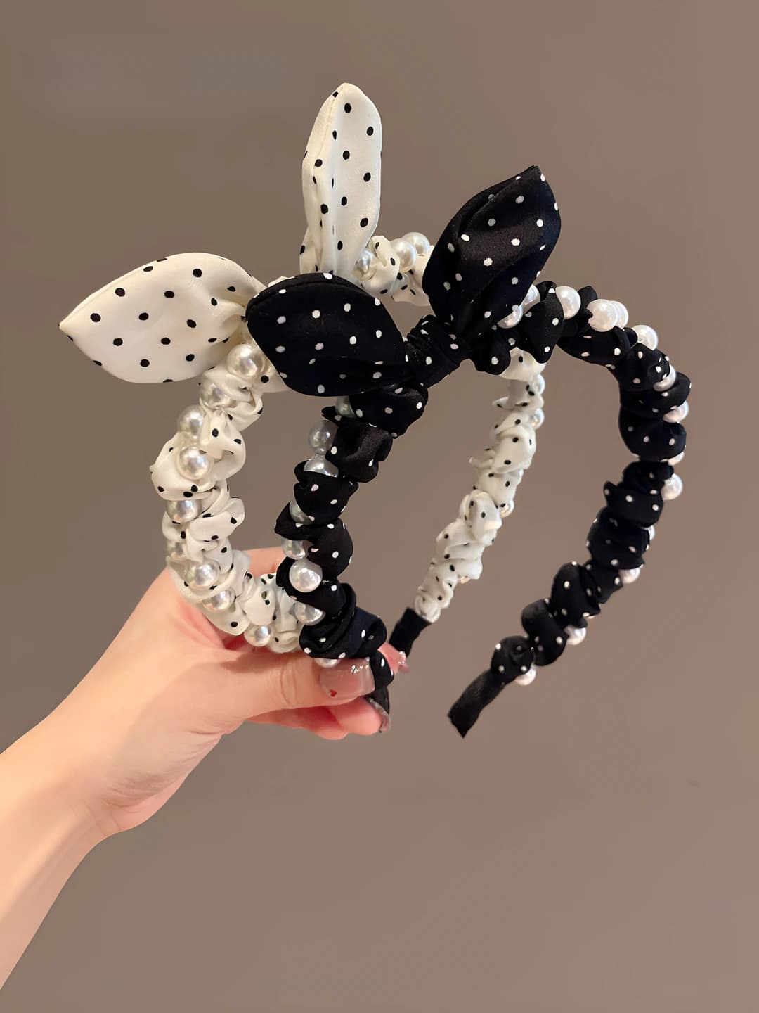 Ayollar uchun 2026-yilgi koreys uslubidagi polka dot va imitatsiya perlardan yasalgan obodok