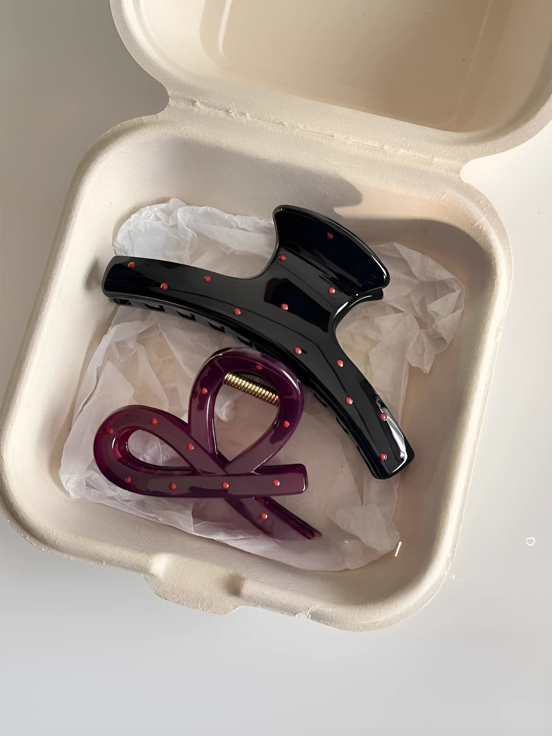 Ayollar uchun koreys uslubidagi qora rangli, polkadot va geometrik dizayn elementli plastik soch toʻgʻnagʻichlari (shark/claw clips)