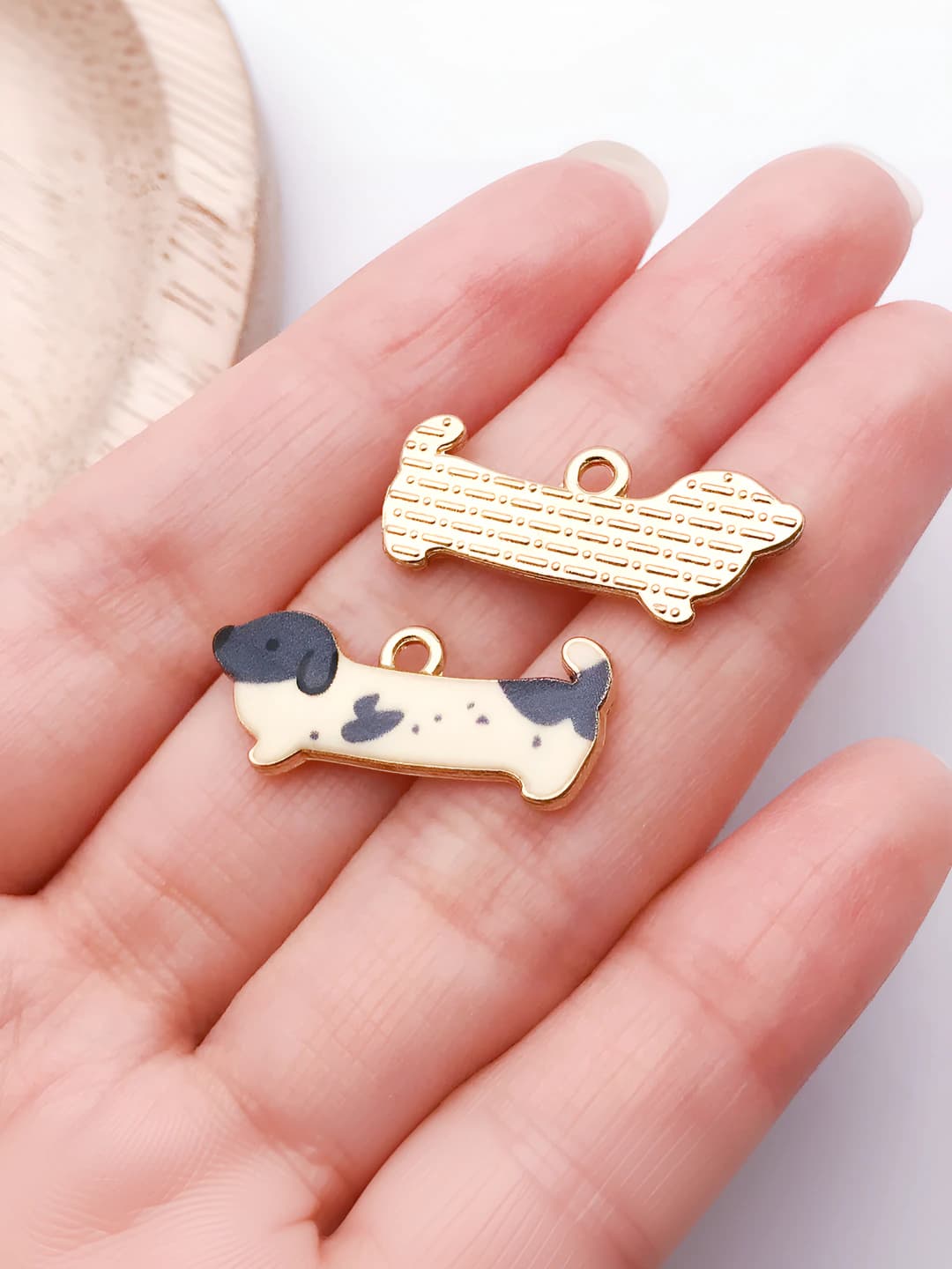 Beige walking dachshund, 10x25.5mm, 1.4g