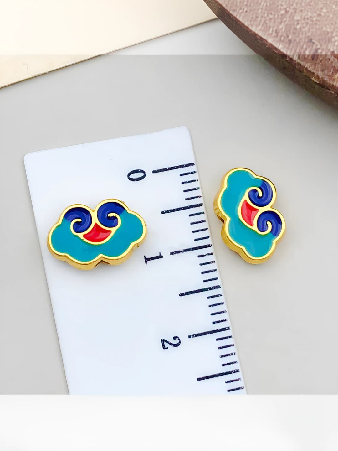 Katta, och ko'k-qizil, uch rang, yaltiroq oltin, 11x8mm, 1g, 2 teshik