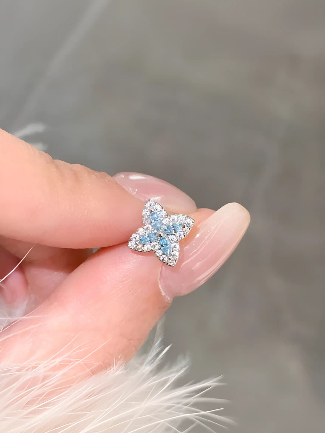 A002401 Silver-Light blue 0.8*6mm