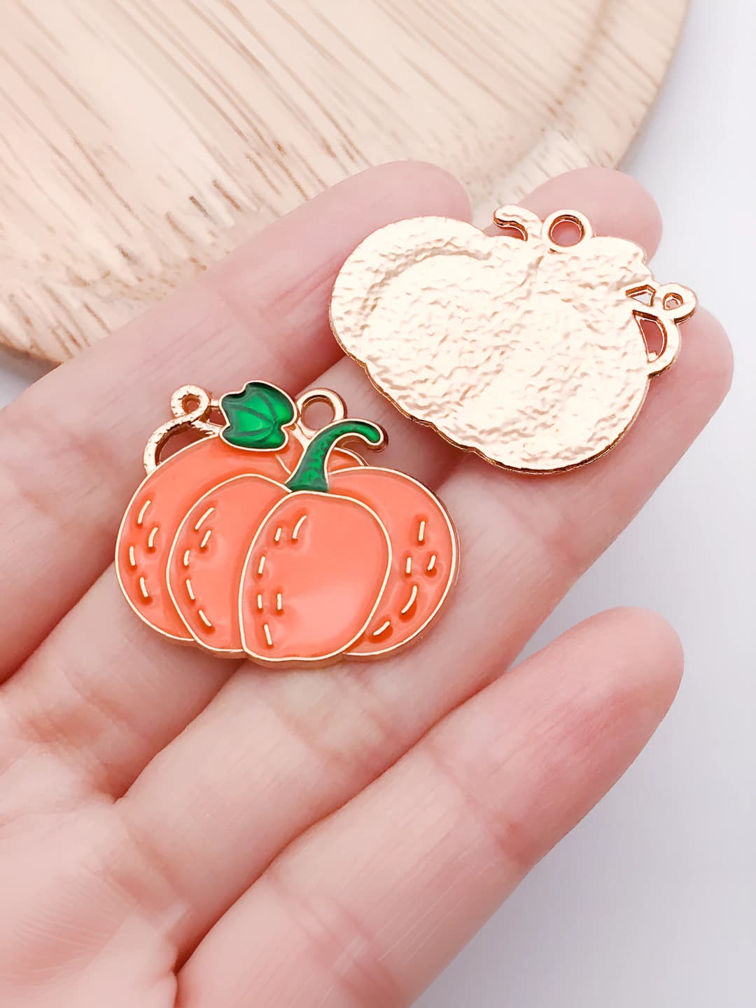 1 pc large orange-yellow resin pumpkin, 24x29x2 mm, 2.9 g