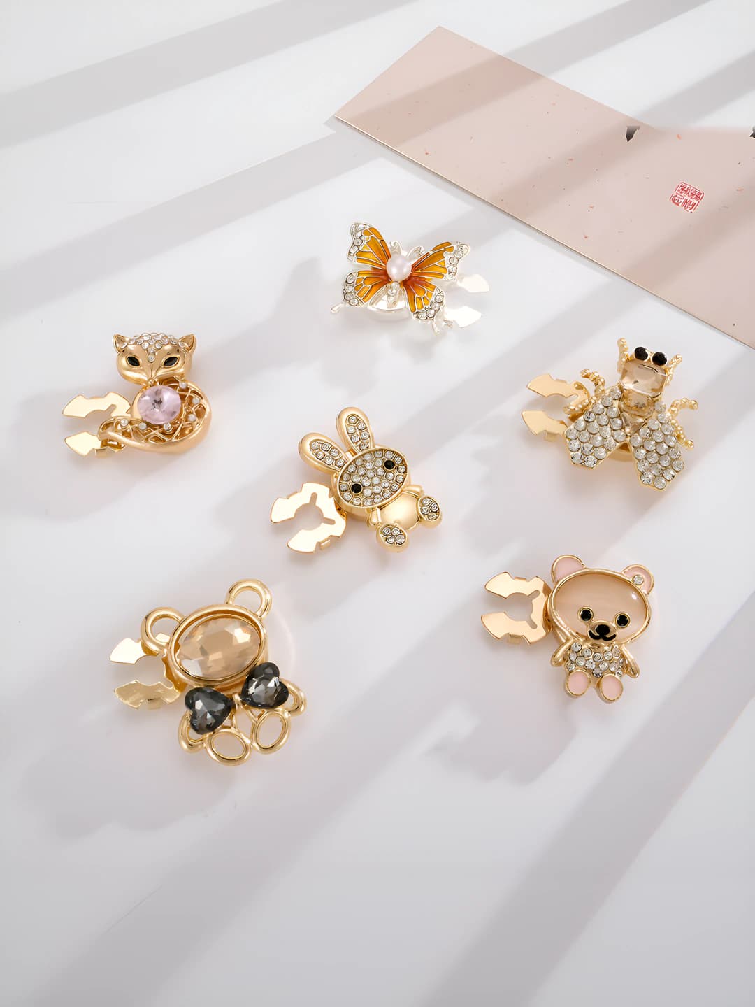 Women's animal-shaped rhinestone brooch / clothing decoration pin