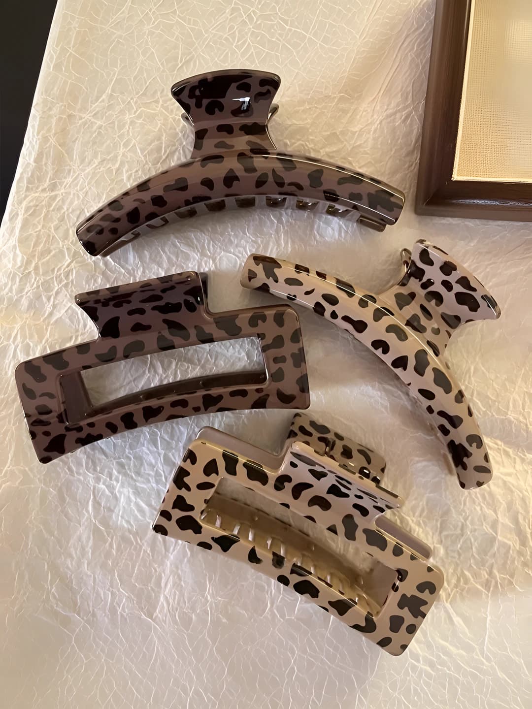 Ayollar uchun katta o'lchamli leopard printli soch to'g'rag'ichlari (shark/claw clips), retro va minimalist uslubdagi soch to'g'rag'ichlari