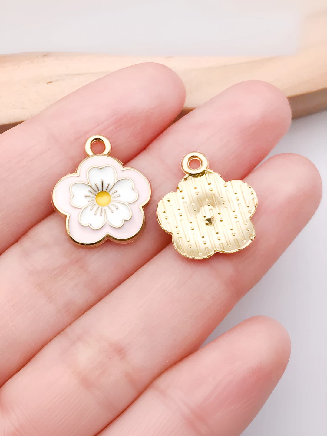 1 dona Pushti 5 bargli sakura guli 18x15x2mm-0.8g