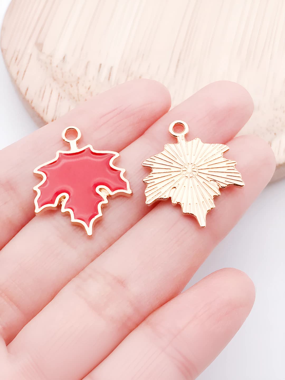 Красный кленовый лист 18x23mm