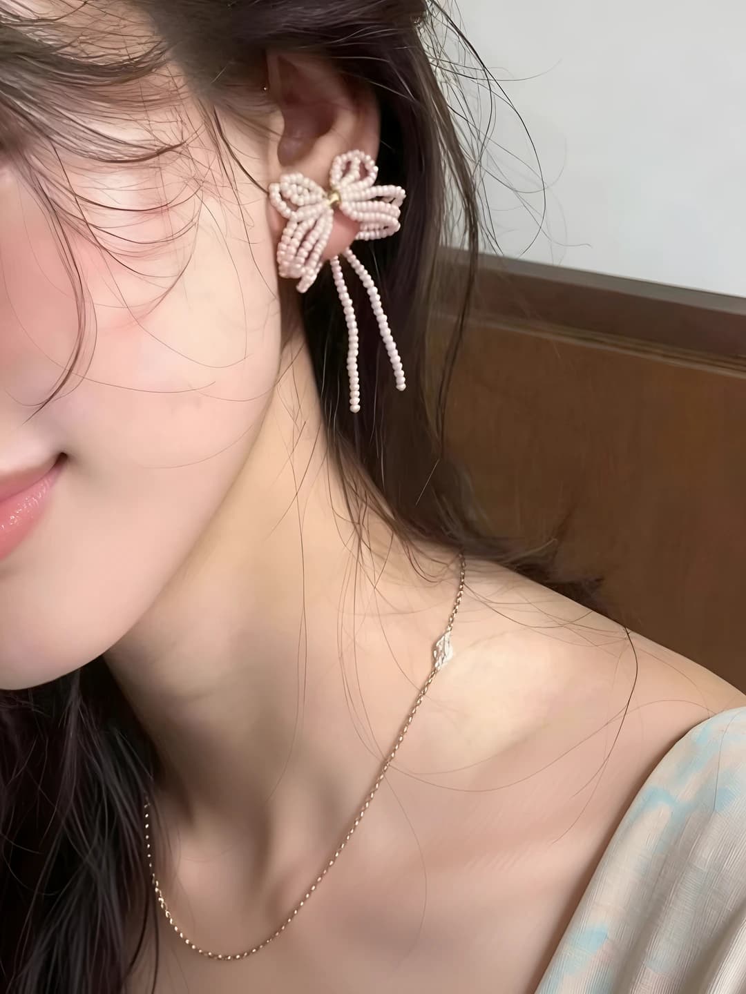 Women's beaded bow earrings, handmade, sweet and gentle style, fashionable and attractive, versatile and simple design, high quality, metal and jewelry, handmade, sweet and gentle style, fashionable and attractive, versatile and simple design, high