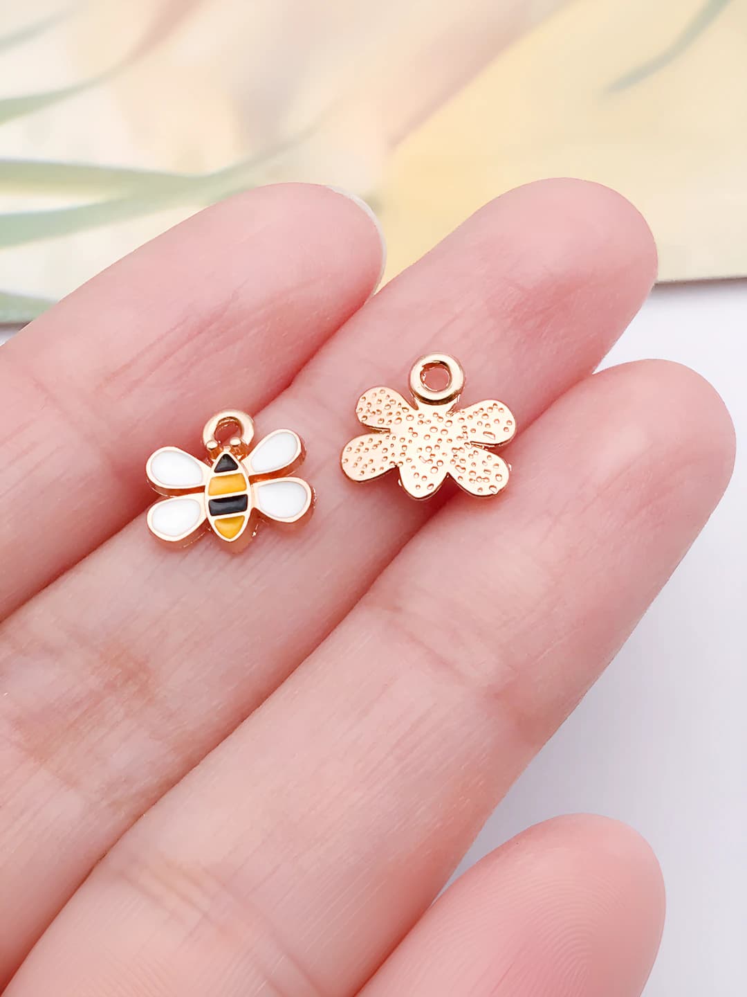 1 pc, yellow, small bee, 9x10mm, 0.3g