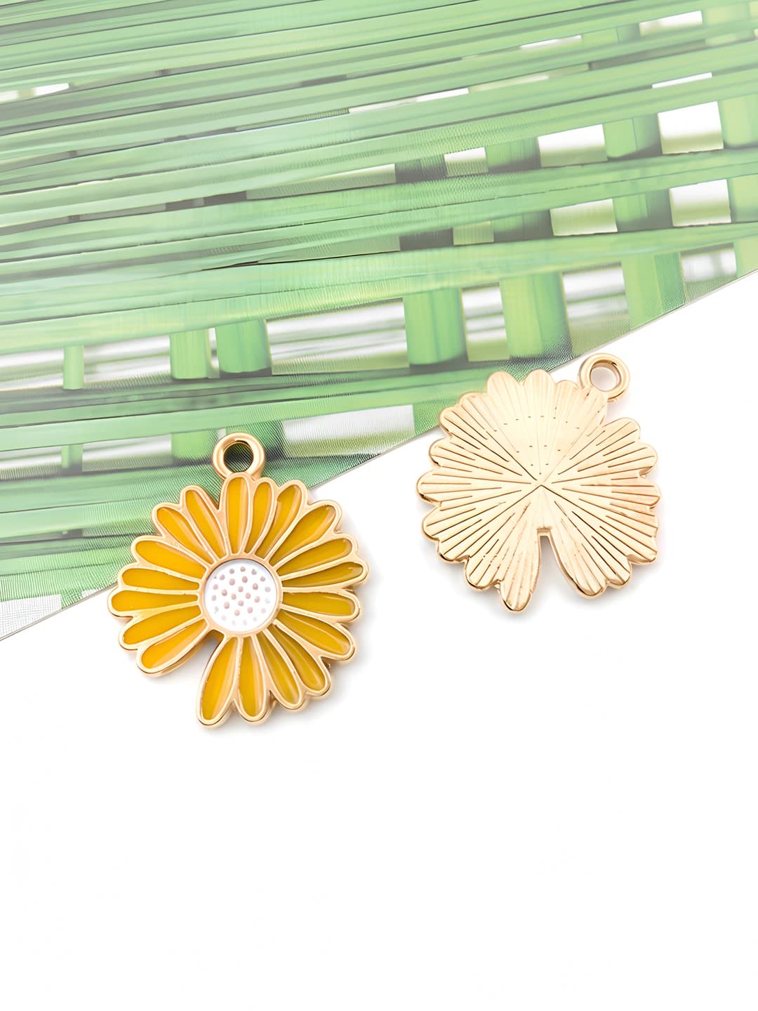 Open yellow daisy 18x21mm