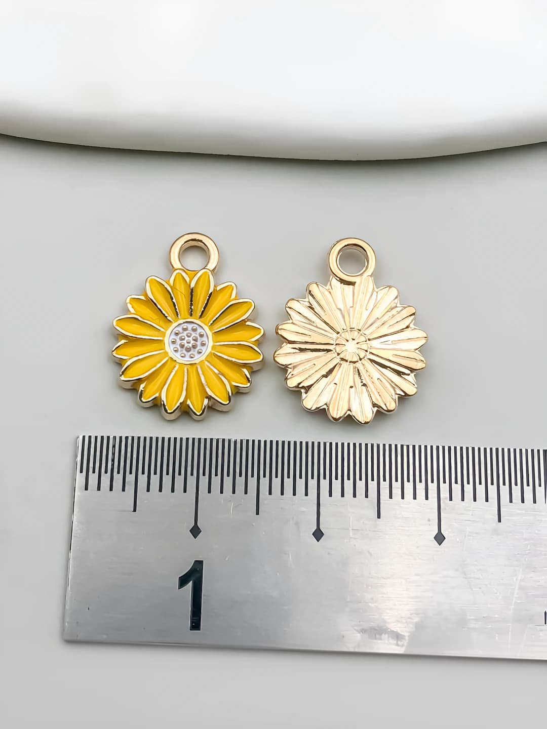 1 ta sariq emilgan kichik choycho'pon - 13x16mm - 1.1g