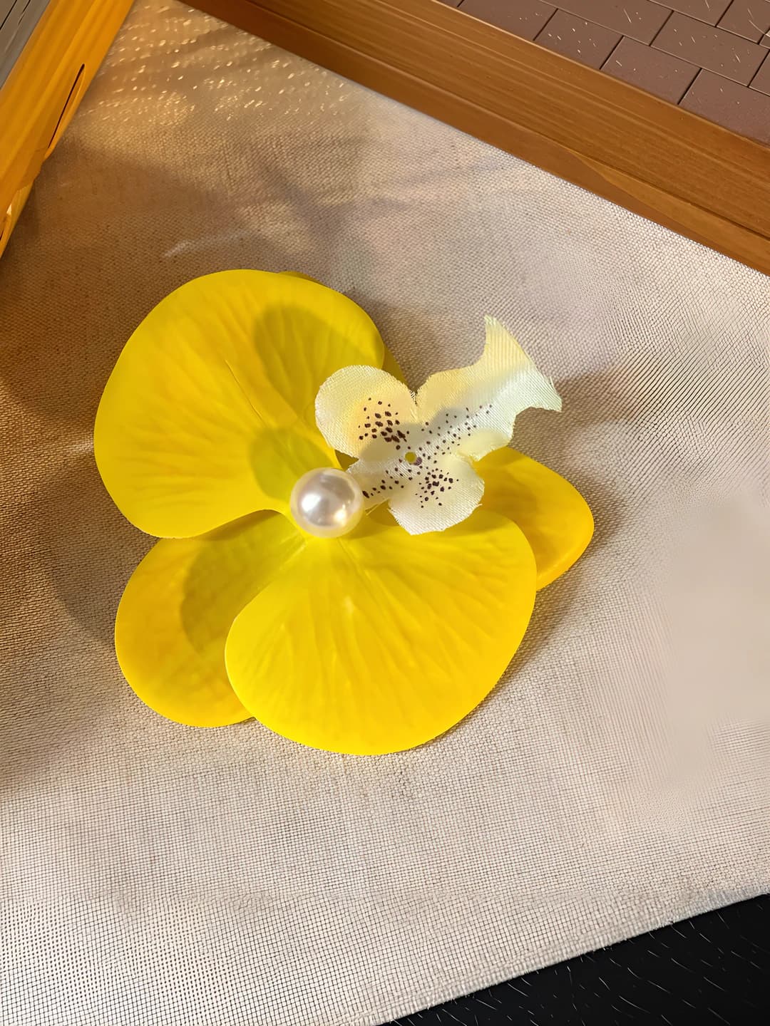 8# Yellow phalaenopsis clip (~4cm)