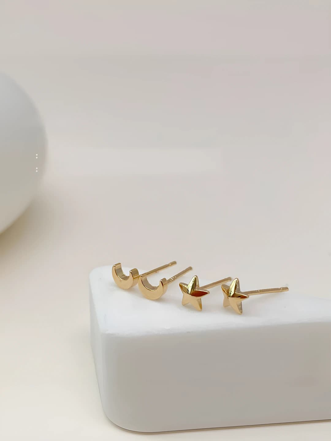 Ayollar uchun 14K oltin qoplamali 925 kumush tikanli yulduz va oy shaklidagi mini stud ziraklar