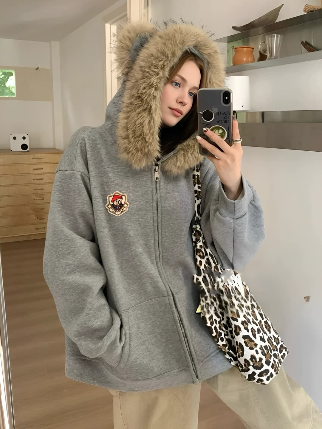 Women's fleece-lined hoodie, loose fit, zip closure, casual