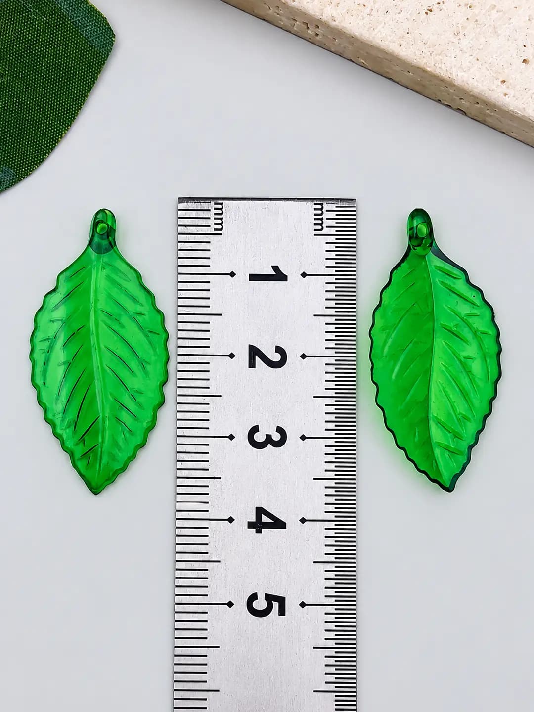 1 ta to'q yashil akril qurib qolgan barg 35x19mm-0.5g