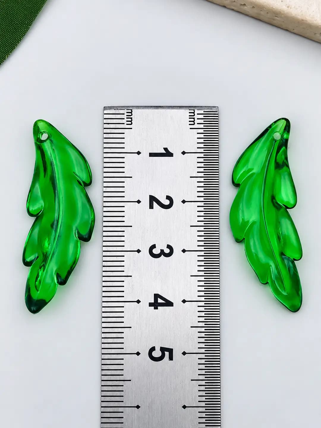 1 ta to'q yashil akril qanot bargi 40x14mm-0.97g