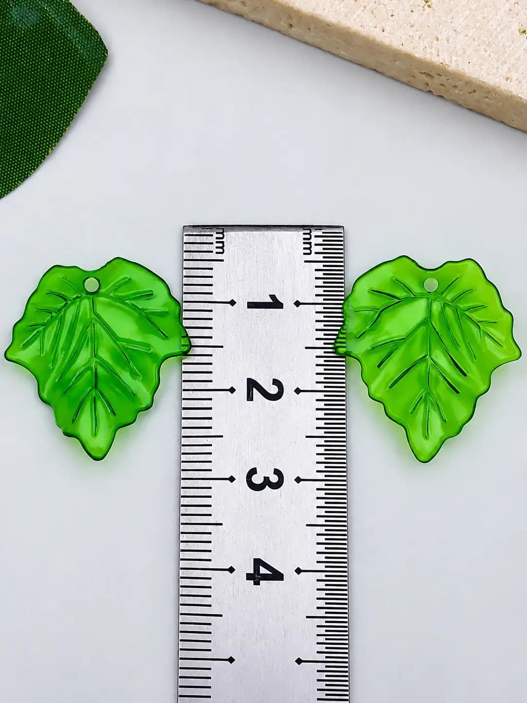 1 ta to'q yashil akril barg 24x23mm-0.37g