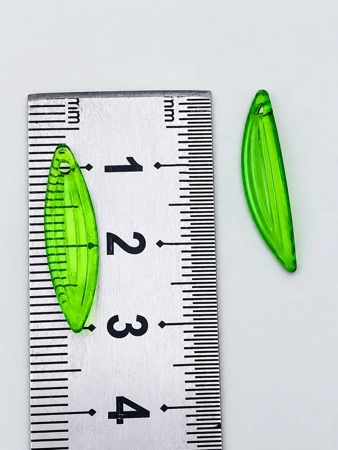 1 ta och yashil akril egilgan barg 23x6mm-0.11g