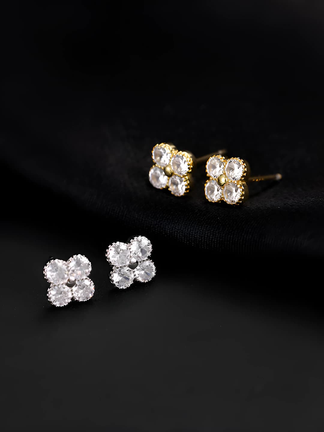 Clover studs, gold