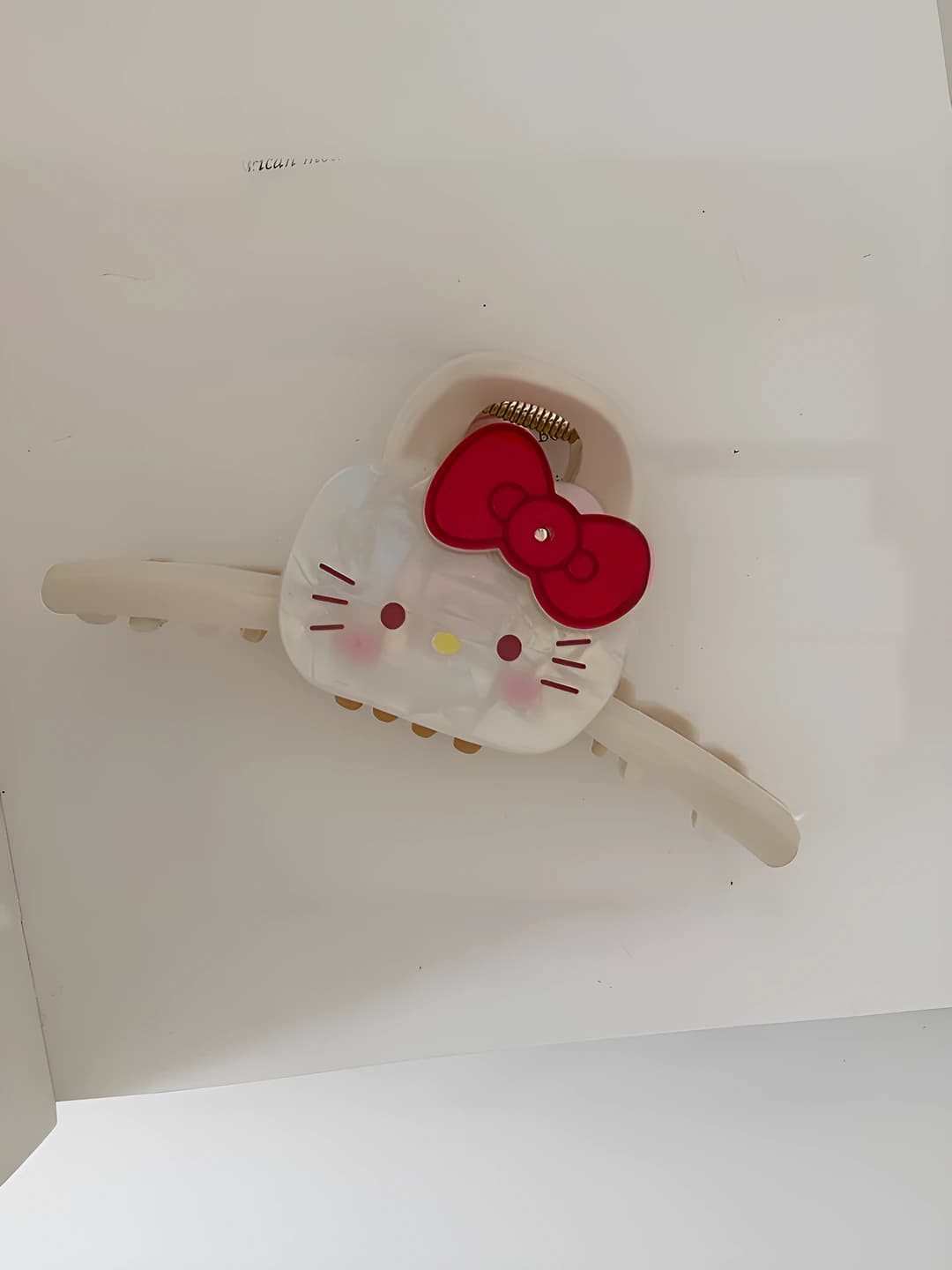 Красный бантик, белая маленькая кошка