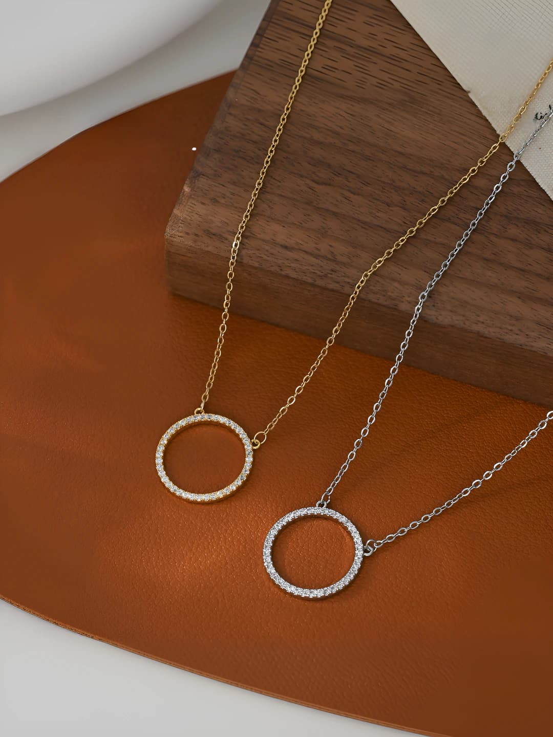 Women's circle pendant necklace with geometric design, simple and elegant