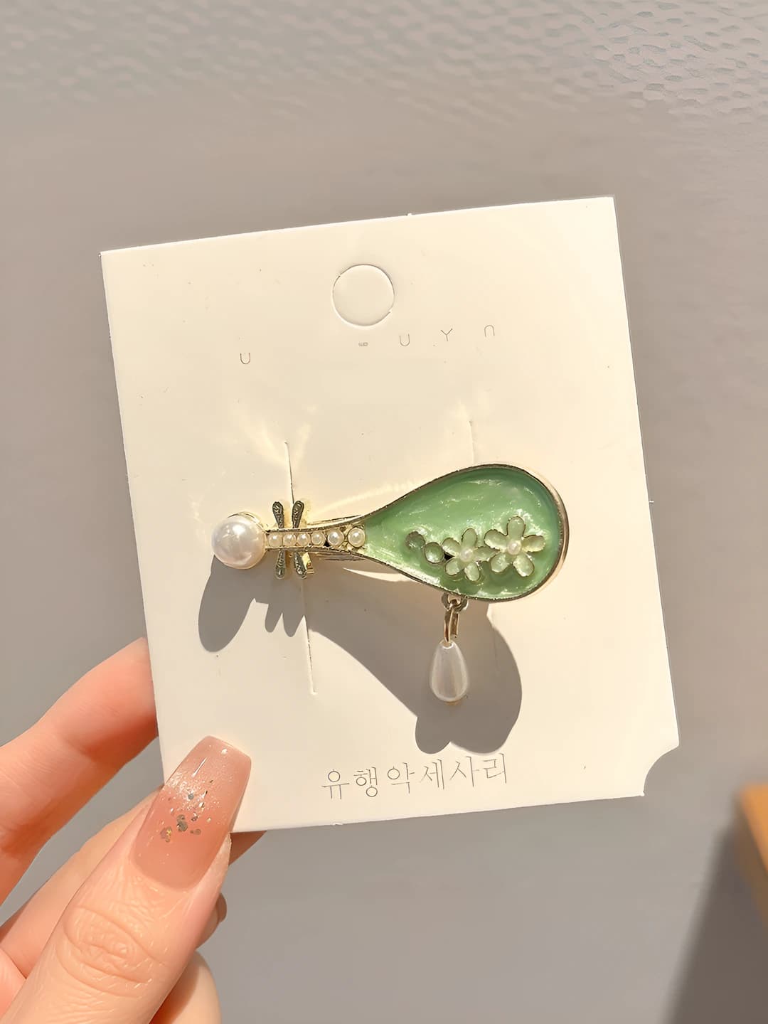 Green floral pearl lyre clip