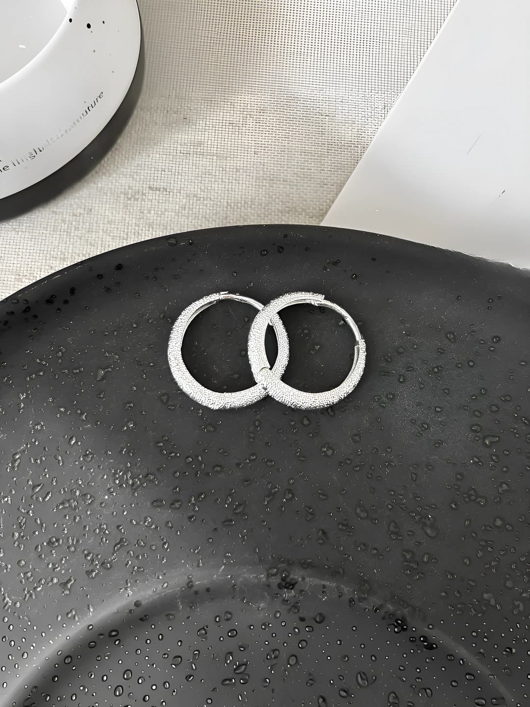 Белые матовые серьги