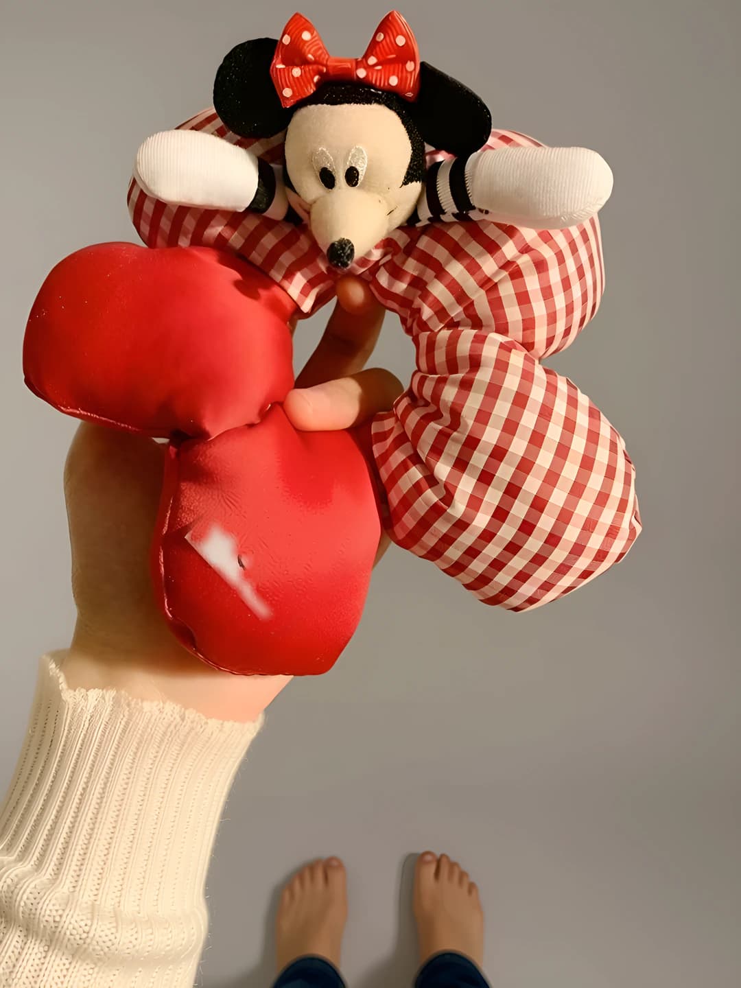 Игрушка Микки -- красная резинка